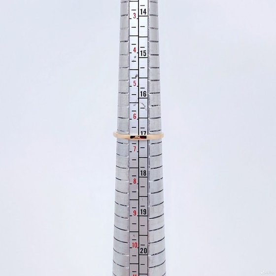 Золотое кольцо с камнями 585пр. размер: 17