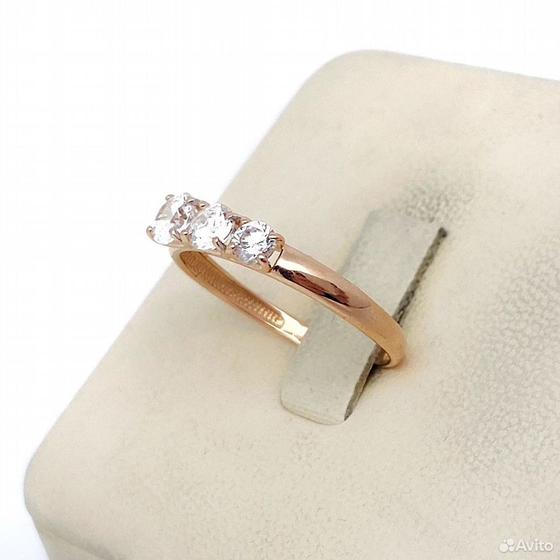 Золотое кольцо с камнями 585пр. размер: 16,4