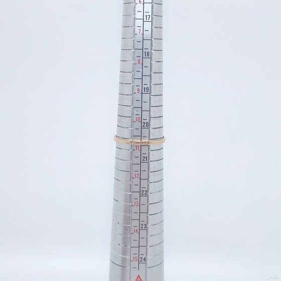 Золотое кольцо с камнями 585пр. размер: 17,4