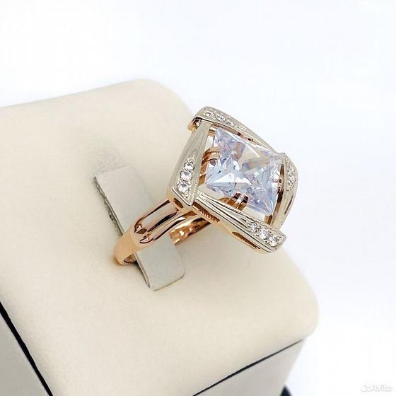 Золотое кольцо с камнями 585пр. размер: 19,5