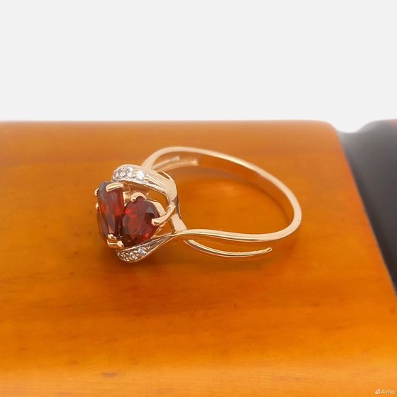 Золотое кольцо с камнями 585пр. размер: 16,7