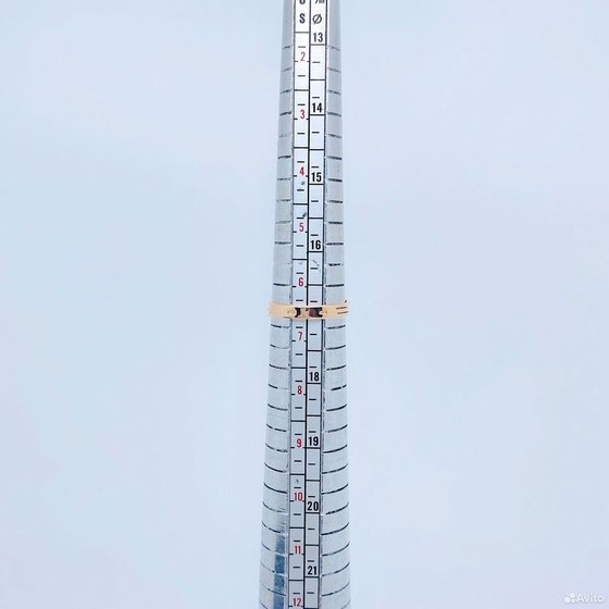 Золотое кольцо с камнями 585пр. размер: 17