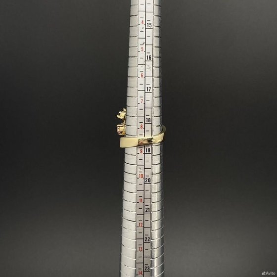 Золотое кольцо с камнями 585пр. размер: 18,5