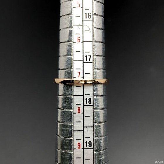 Золотое кольцо с камнями 585пр. размер: 17,5
