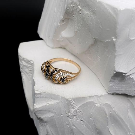 Золотое кольцо с камнями 585пр. размер: 17,3