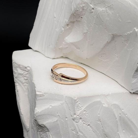 Золотое кольцо с камнями 585пр. размер: 16,3