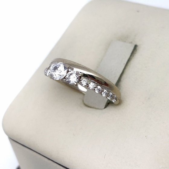 Золотое кольцо с камнями 585пр. размер: 15,9