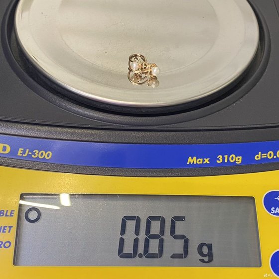Золотые серьги с камнями 585пр. вес: 0,85гр