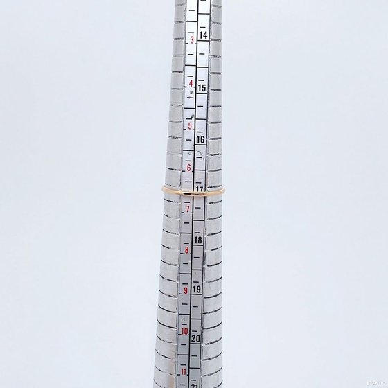Золотое кольцо с камнями 585пр. размер: 17