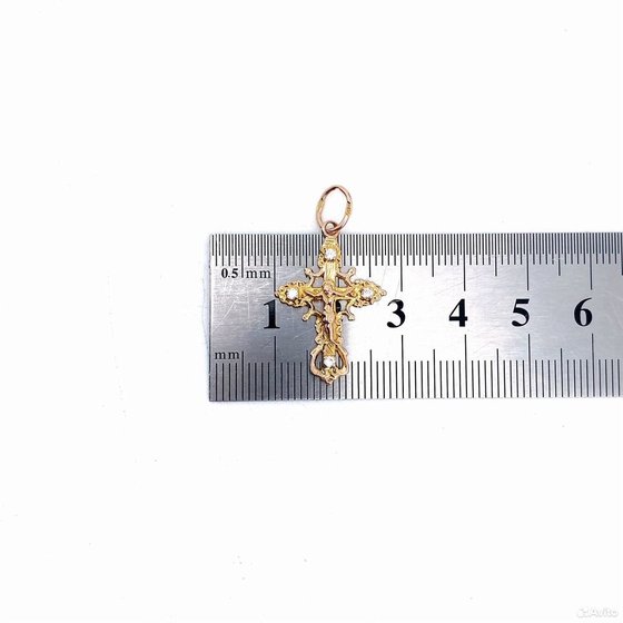 Золотой крест с камнями 375пр. вес: 1,59гр