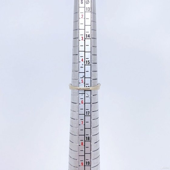 Золотое кольцо с камнями 585пр. размер: 15,9