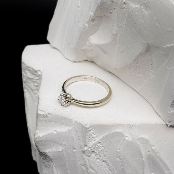 Золотое кольцо с бриллиантом 585пр. размер: 15,8