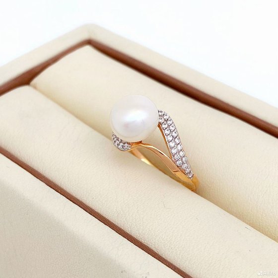 Золотое кольцо с камнями 585пр. размер: 16,5