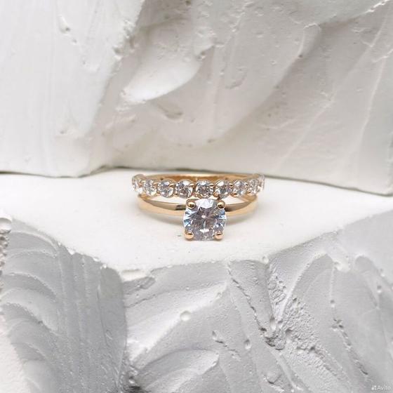 Золотое кольцо с камнями 585пр. размер: 15,4