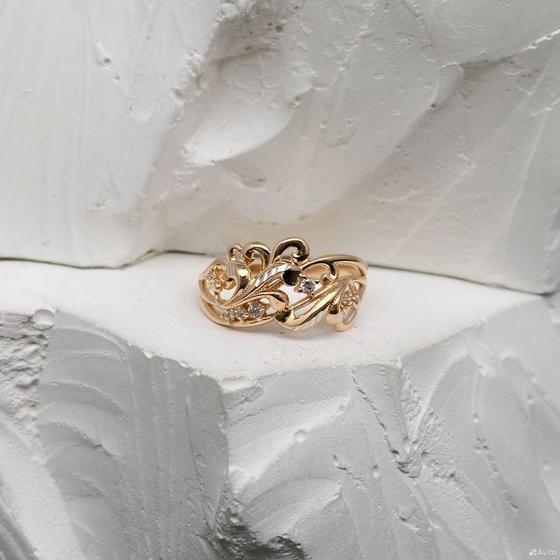 Золотое кольцо с камнями 585пр. размер: 16,3