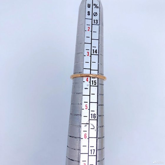Золотое кольцо с камнями 585пр. размер: 14,7