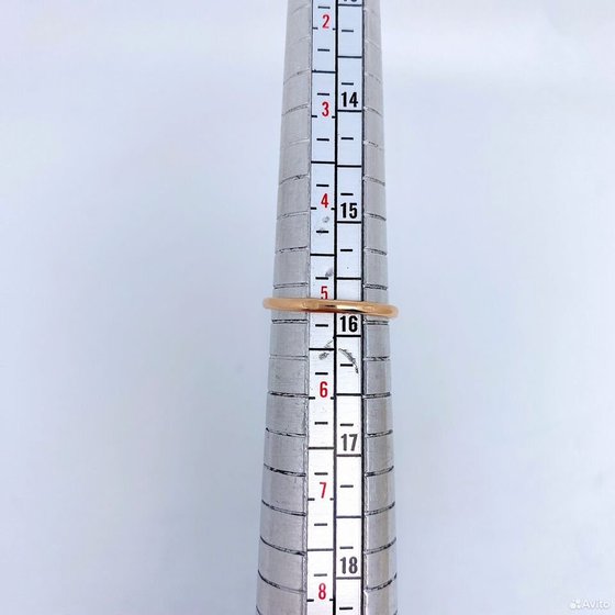 Золотое кольцо с камнями 585пр. размер: 15,7