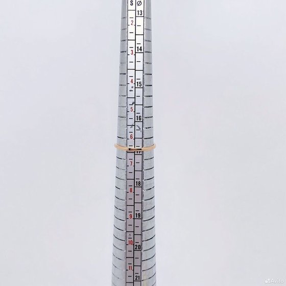Золотое кольцо с камнями 585пр. размер: 16,8