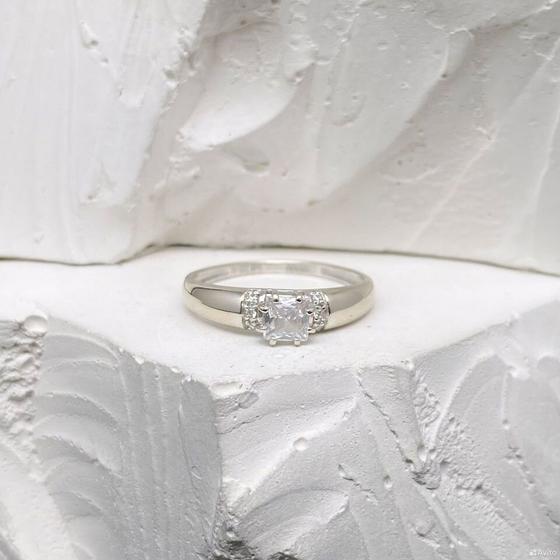 Золотое кольцо с камнями 585пр. размер: 16,3