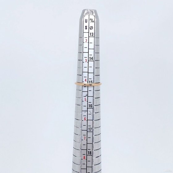 Золотое кольцо с камнями 585пр. размер: 15