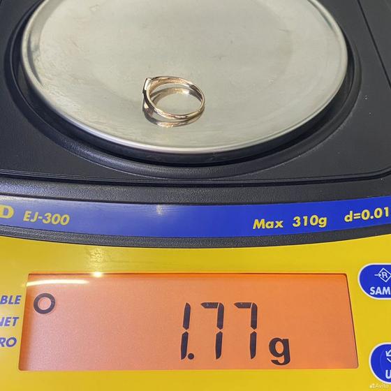 Золотое кольцо с камнями 585пр. размер: 16,8