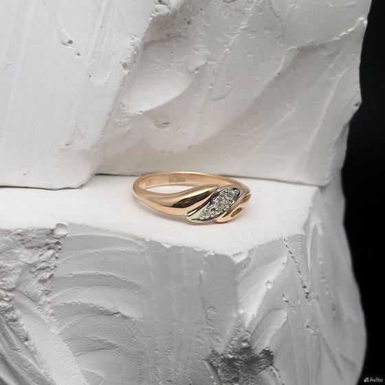 Золотое кольцо с камнями 585пр. размер: 16,7