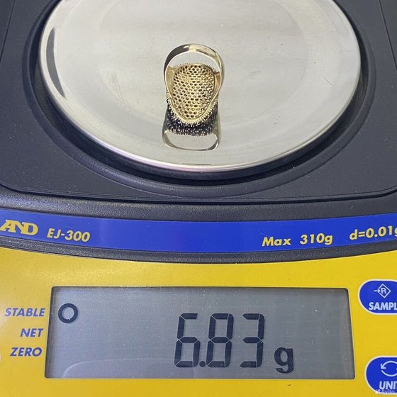 Золотое кольцо с камнями 585пр. размер: 17,3