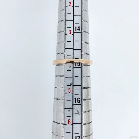 Золотое кольцо с камнями 585пр. размер: 14,9