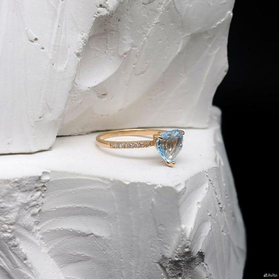 Золотое кольцо с камнями 585пр. размер: 16,5