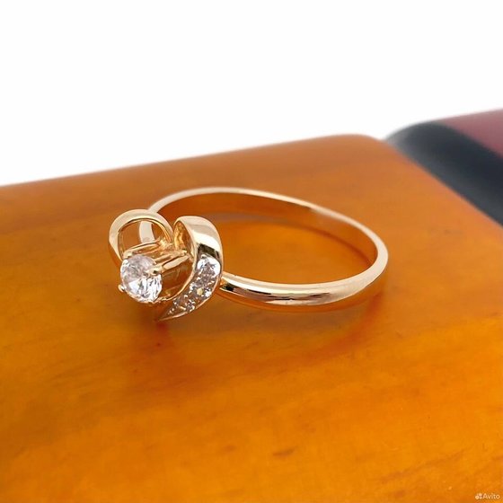 Золотое кольцо с камнями 585пр. размер: 17,5