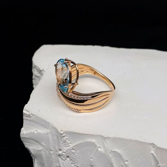 Золотое кольцо с камнями 585пр. размер: 18,4