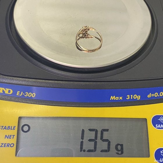 Кольцо золотое с камнями 585пр. размер: 18,5