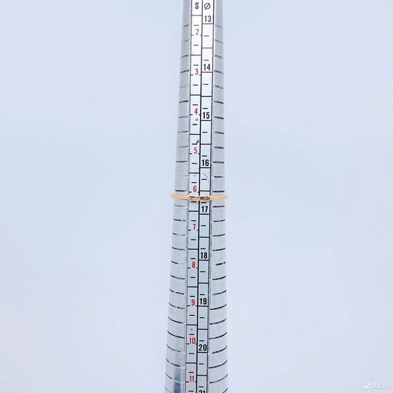 Золотое кольцо с камнями 585пр. размер: 16,7