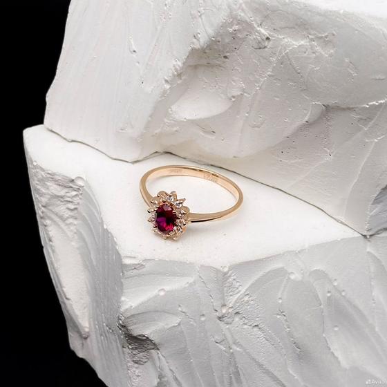 Золотое кольцо с камнями 585пр. размер: 17,5