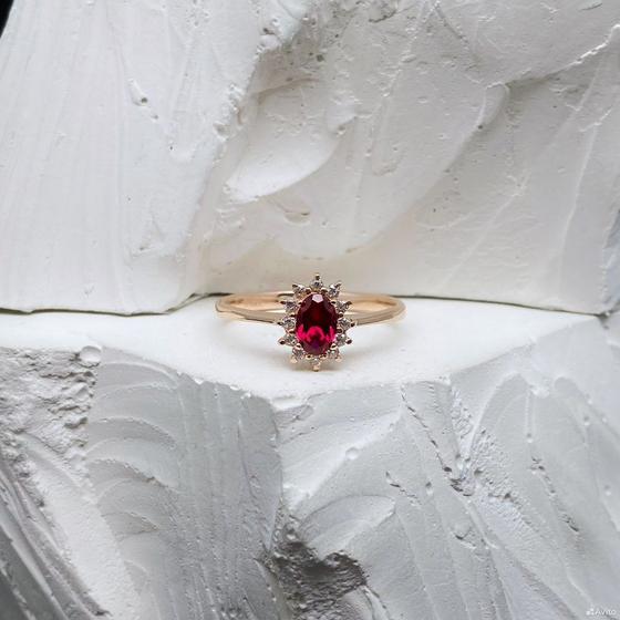 Золотое кольцо с камнями 585пр. размер: 17,5