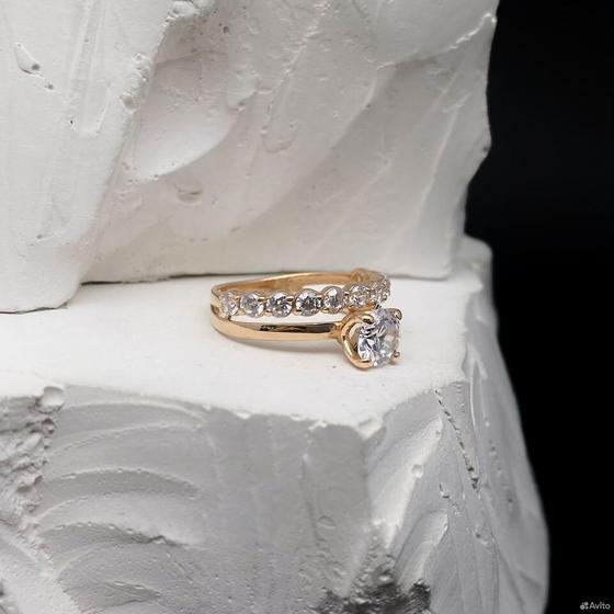 Золотое кольцо с камнями 585пр. размер: 15,4