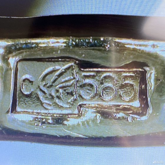 Золотое кольцо с камнями 585пр. размер: 16,8
