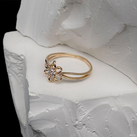 Золотое кольцо с камнями 585пр. размер: 17