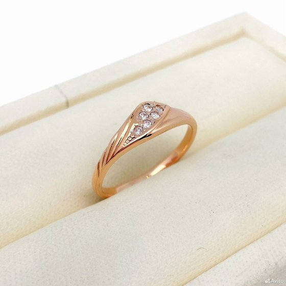Золотое кольцо с камнями 585пр. размер: 15,5