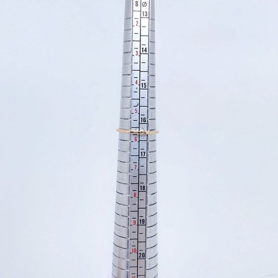 Золотое кольцо с камнями 585пр. размер: 16,3