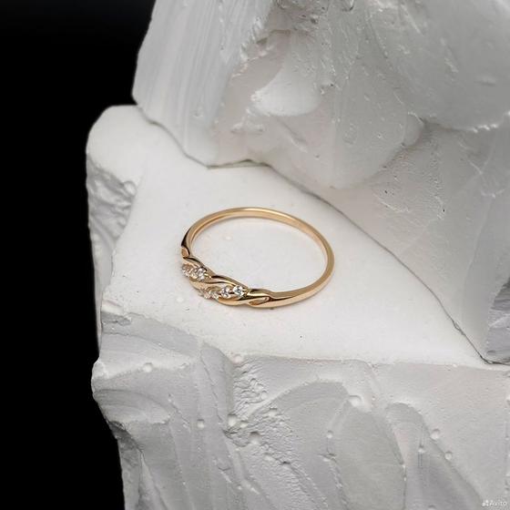 Золотое кольцо с камнями 585пр. размер: 17