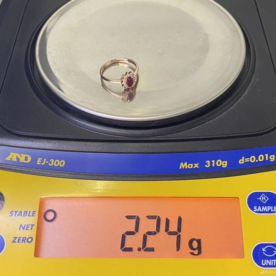 Золотое кольцо с камнями 585пр. размер: 17,5