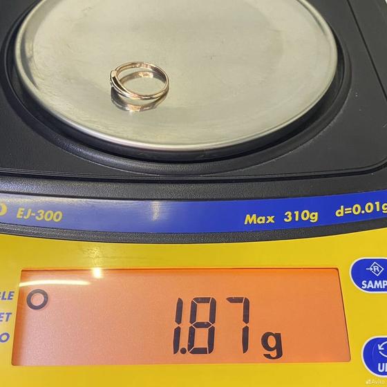 Золотое кольцо с камнями 585пр. размер: 16,3