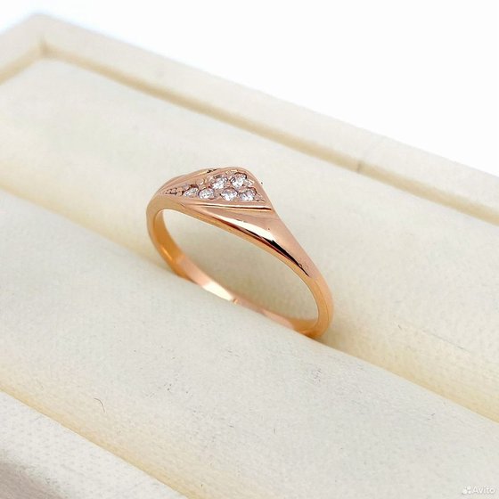 Золотое кольцо с камнями 585пр. размер: 15,5