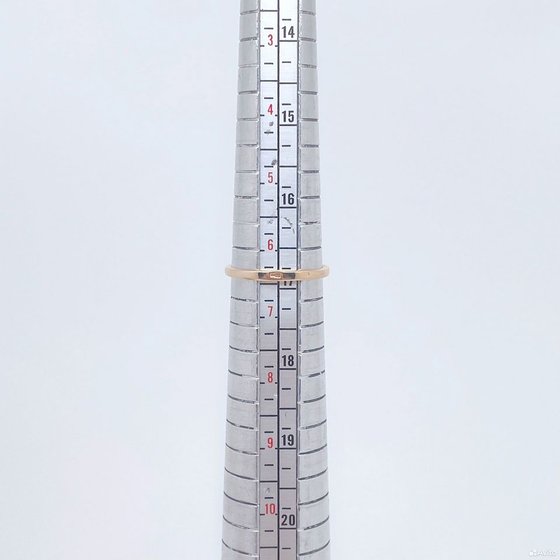 Золотое кольцо с камнями 585пр. размер: 16,8