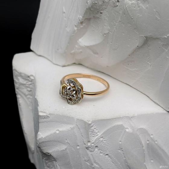 Золотое кольцо с бриллиантами 585пр. размер: 17