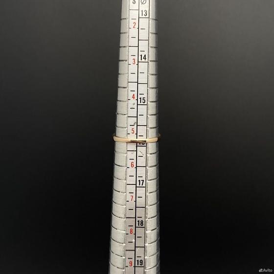 Золотое кольцо с камнями 585пр. размер: 15,9