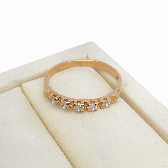 Золотое кольцо с камнями 585пр. размер: 16,4