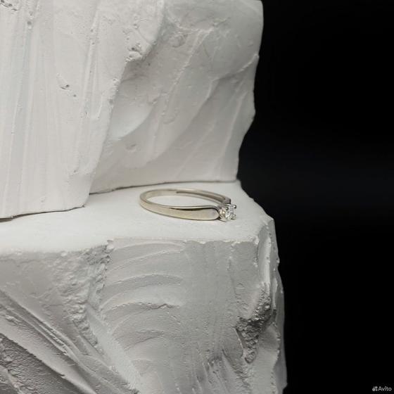 Золотое кольцо с бриллиантом 585пр. вес: 1,06гр. р