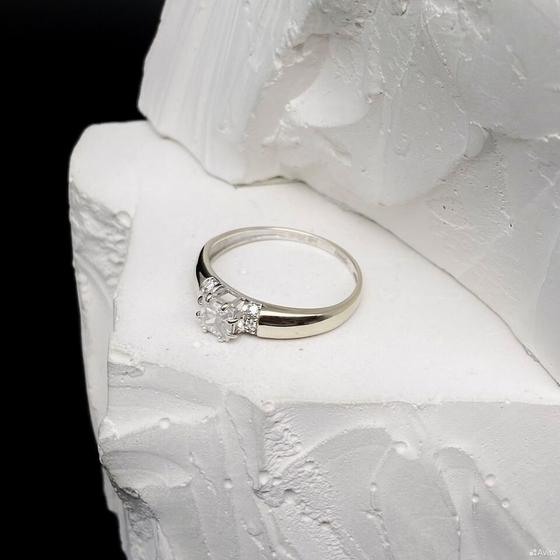 Золотое кольцо с камнями 585пр. размер: 16,3